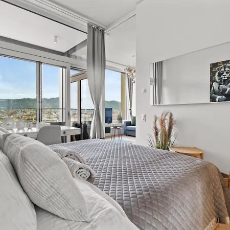 Large Luxury Business Penthouse Near Main Station דירה *