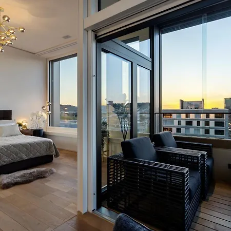 Large Luxury Business Penthouse Near Main Station *